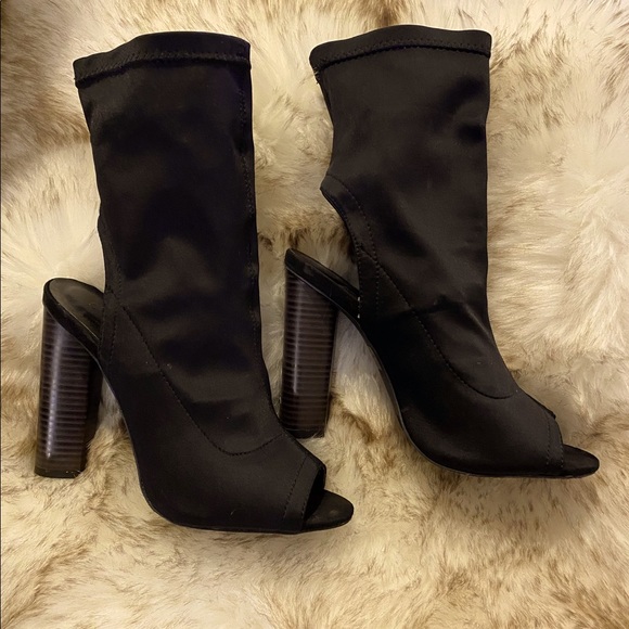 Stretch booties design,peep toes , high heels .. - Picture 3 of 9